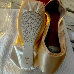 Capezio Kylee pointe shoes 9.5 W, new!